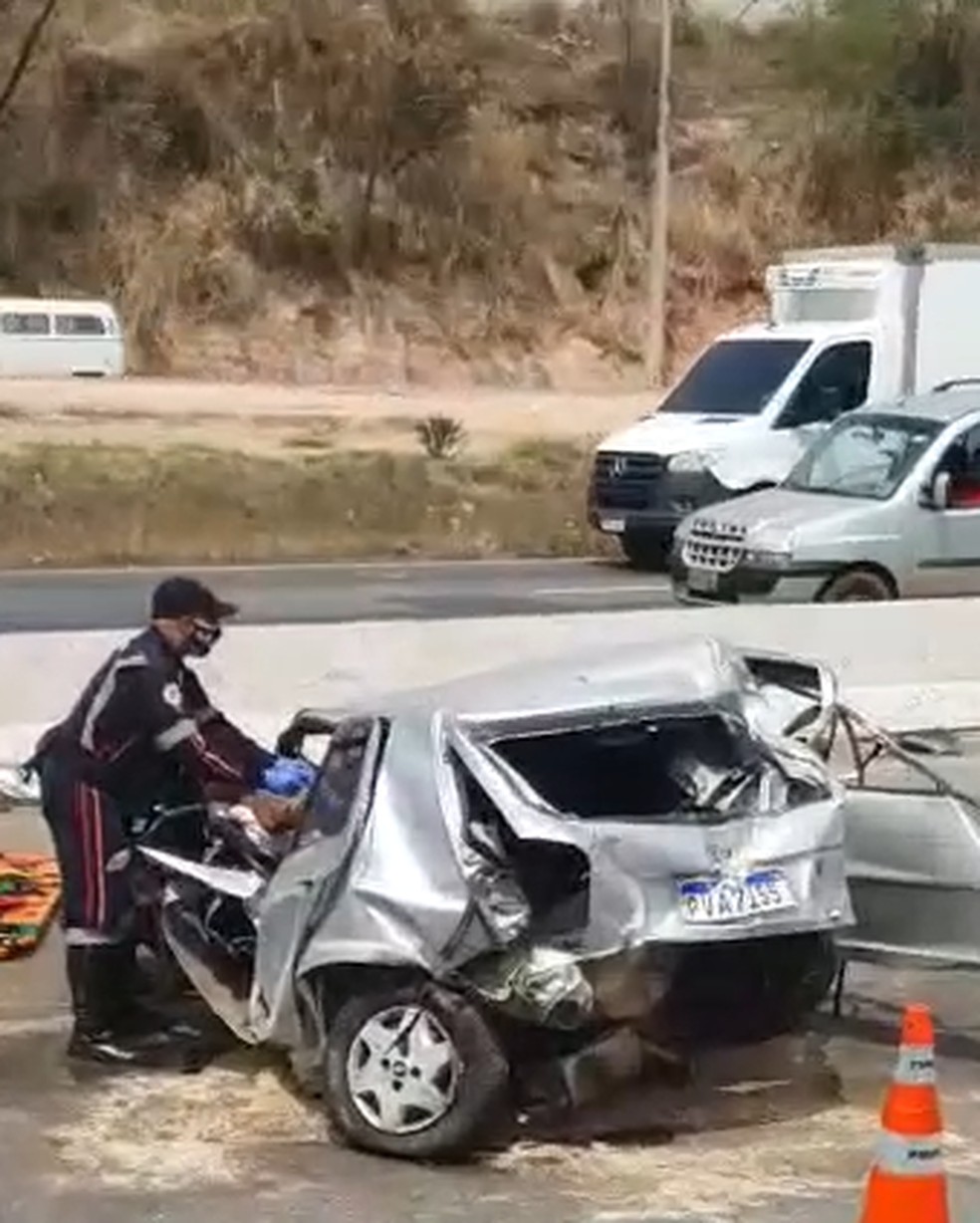 Motorista fica ferido após acidente entre carro e carreta no Anel Rodoviário de BH - Foto: Reprodução/Redes Sociais