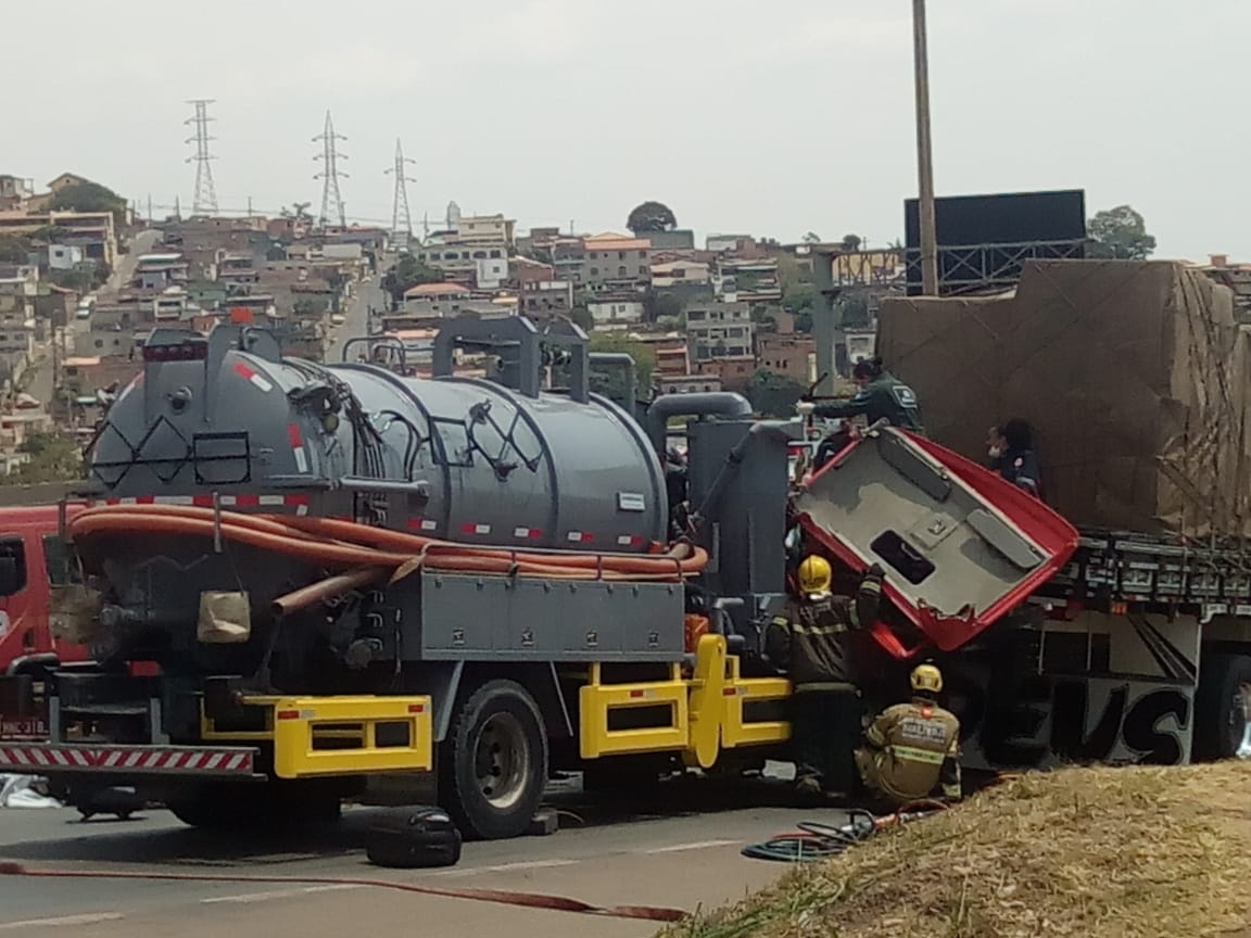  Duas pessoas ficam feridas após batida entre carretas no Anel Rodoviário, em BH - Foto: Foto: Divulgação/Corpo de Bombeiros