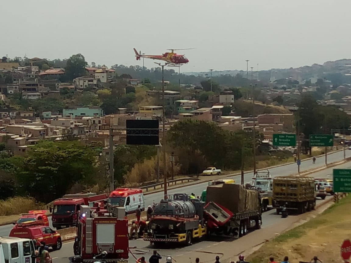  Duas pessoas ficam feridas após batida entre carretas no Anel Rodoviário, em BH - Foto: Foto: Divulgação/Corpo de Bombeiros