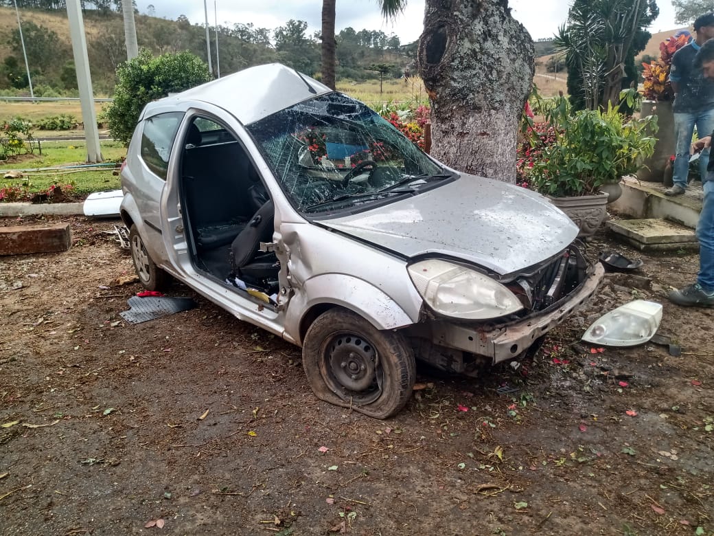 Jovem fica ferido após bater carro em árvore na BR-040, em Barbacena - Foto: Divulgação/CBMMG