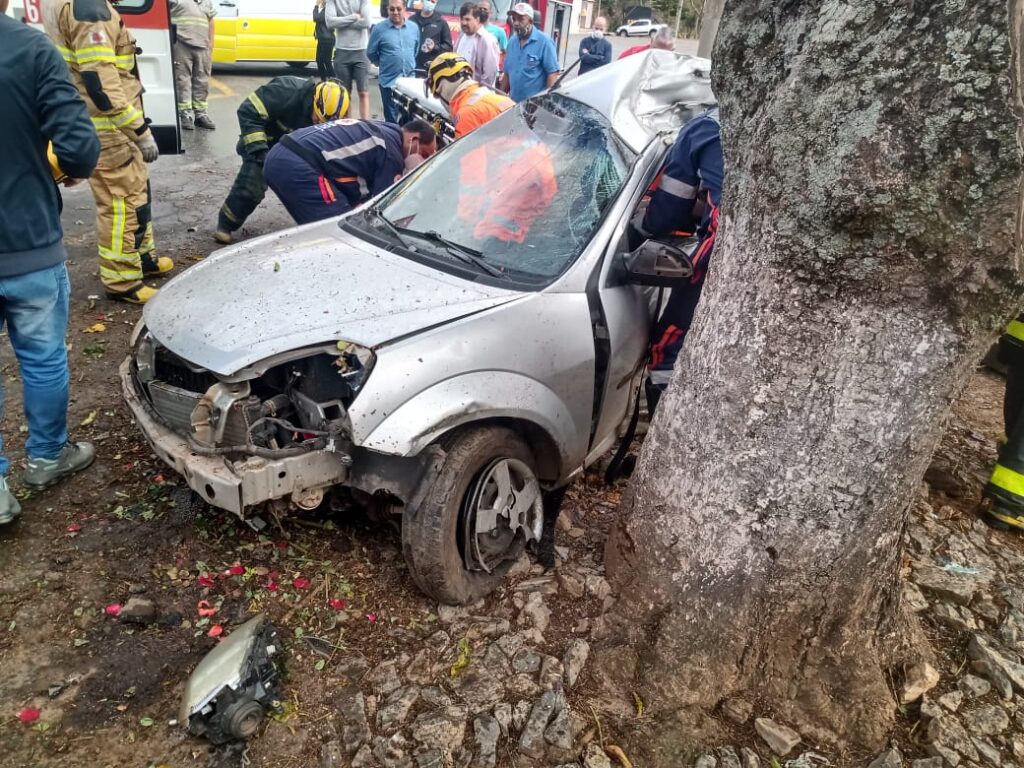 Jovem fica ferido após bater carro em árvore na BR-040, em Barbacena - Foto: Divulgação/CBMMG