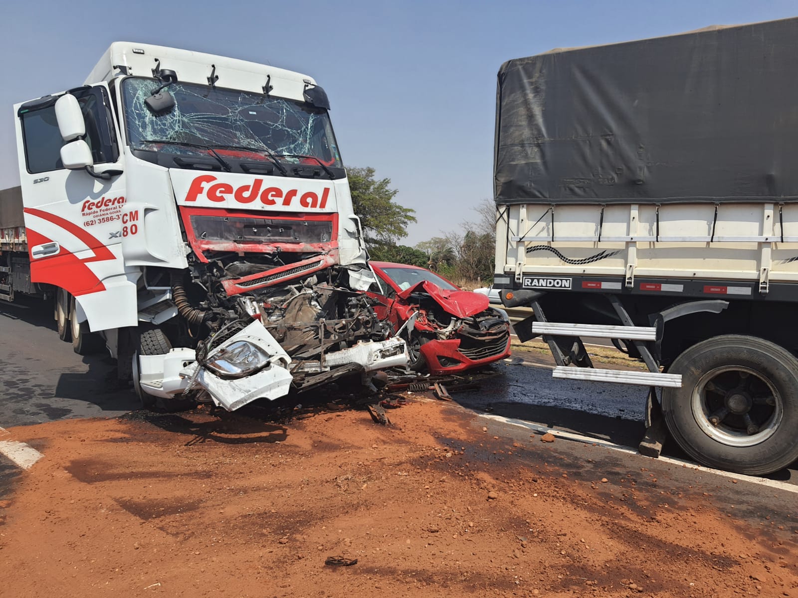 Acidente envolvendo sete carretas e três carros - Foto: Divulgação/Corpo de Bombeiros