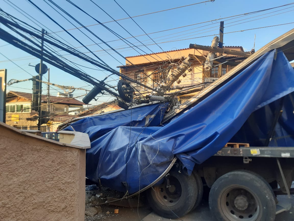 Caminhão perde os frios e atinge três postes em Contagem - Foto: Divulgação/Guarda Civil de Contagem