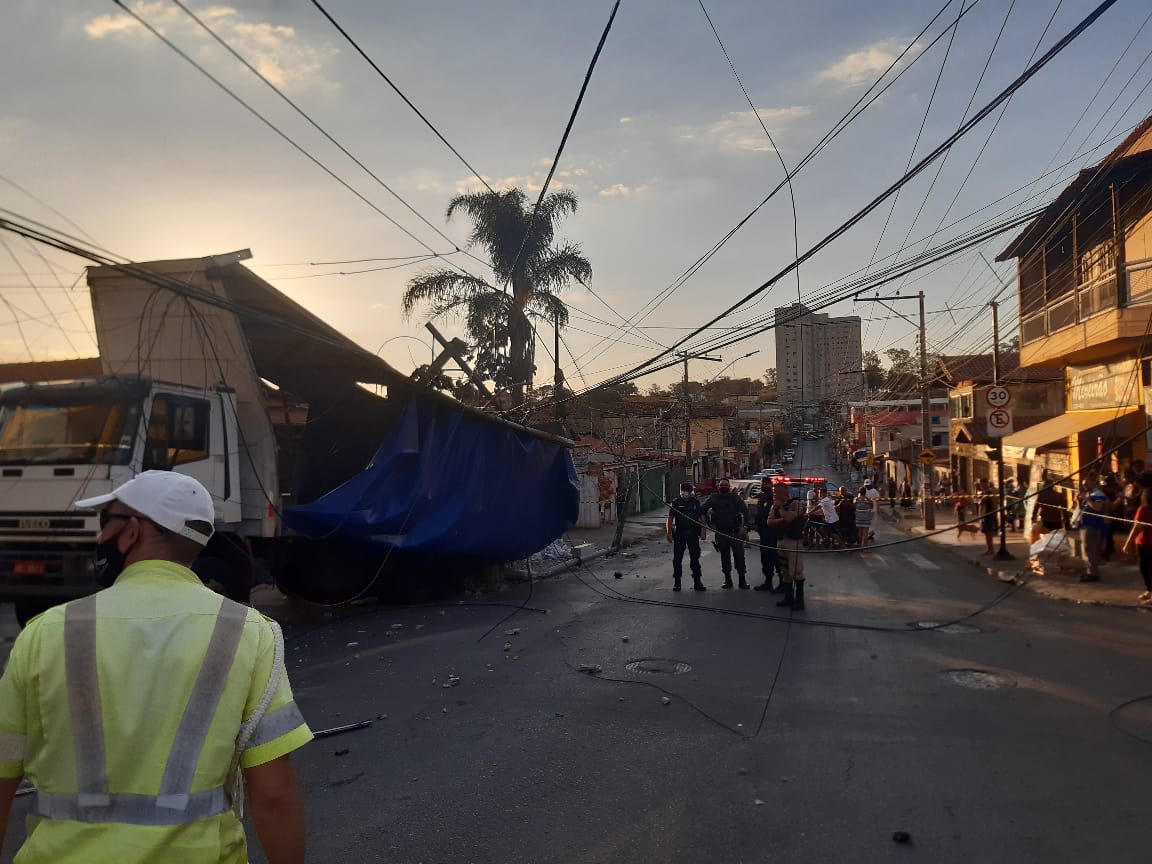 Caminhão perde os frios e atinge três postes em Contagem - Foto: Divulgação/Guarda Civil de Contagem