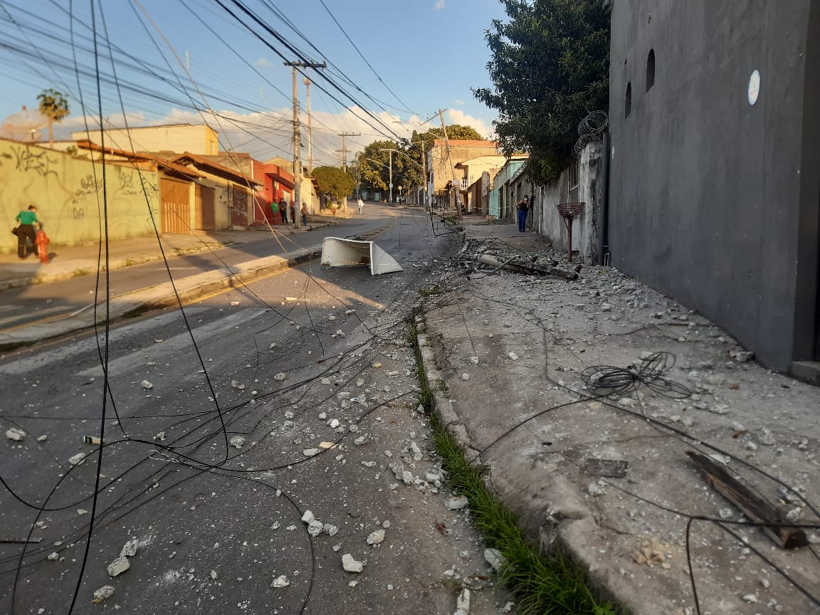 Caminhão perde os frios e atinge três postes em Contagem - Foto: Divulgação/Guarda Civil de Contagem