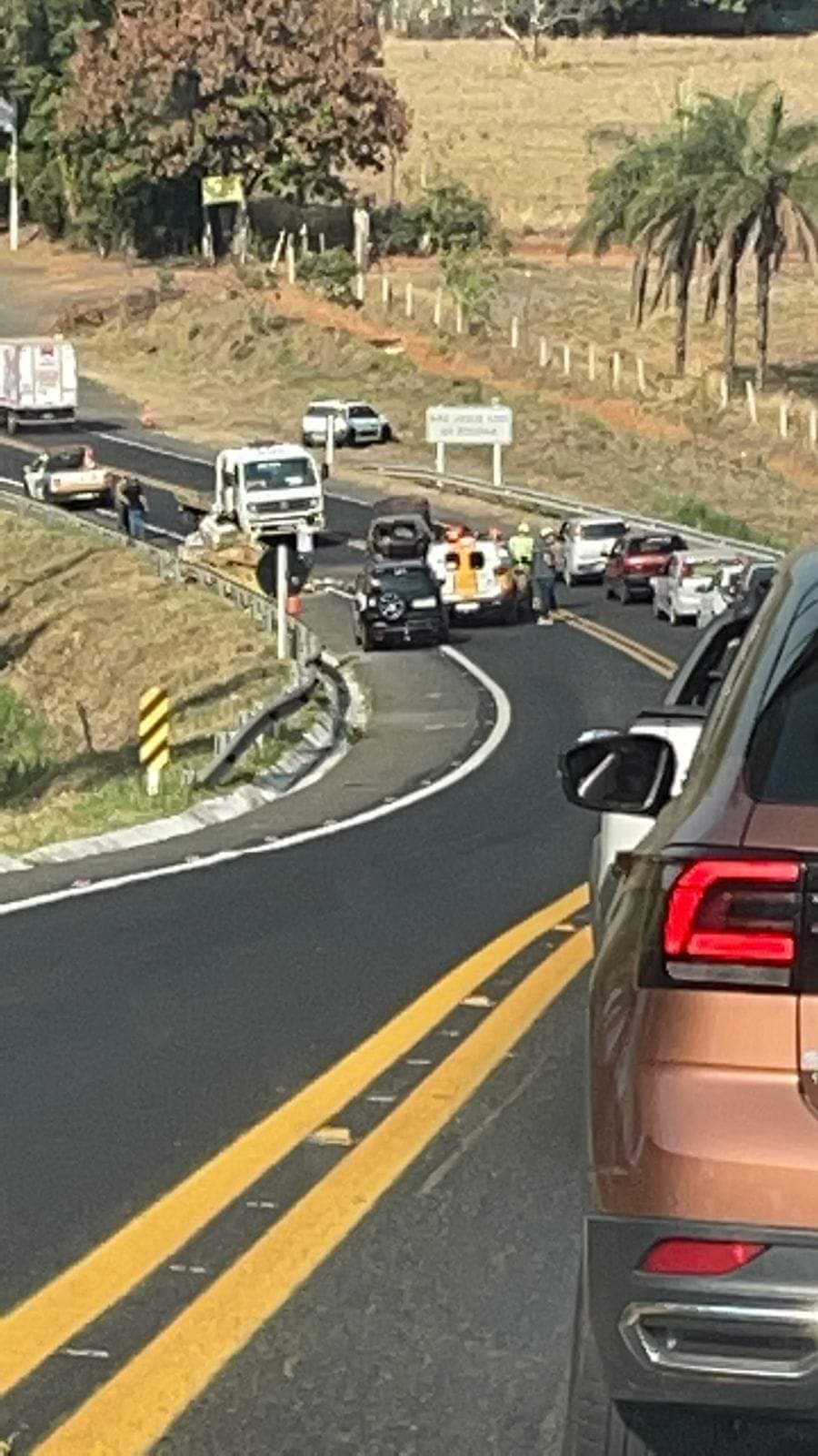 Quatro pessoas ficam feridas após acidente entre carro e caminhonete na MG-050, em Passos - Foto: Reprodução