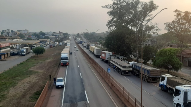 Paralisação de caminhoneiros bloqueia a Rodovia Fernão Dias nos dois sentidos em Igarapé - Foto: Reprodução