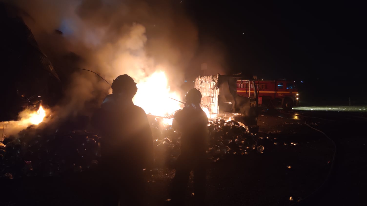 Carreta fica destruída após pega fogo na BR-040, em Esmeraldas - Foto: Divulgação/CBMMG