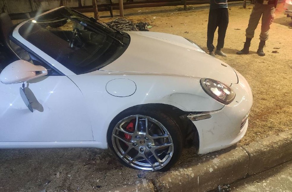 Motorista de Porsche avaliado em R$ 400 mil capota ao ver mulher nua em BH - Foto: Divulgação/Polícia Militar