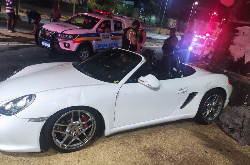 Motorista de Porsche avaliado em R$ 400 mil capota ao ver mulher nua em BH - Foto: Divulgação/Polícia Militar