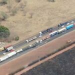 Engavetamento com mais de 10 carretas deixa um morto na BR-365 entre Uberlândia e Monte Alegre de Minas - Foto: Via Drones