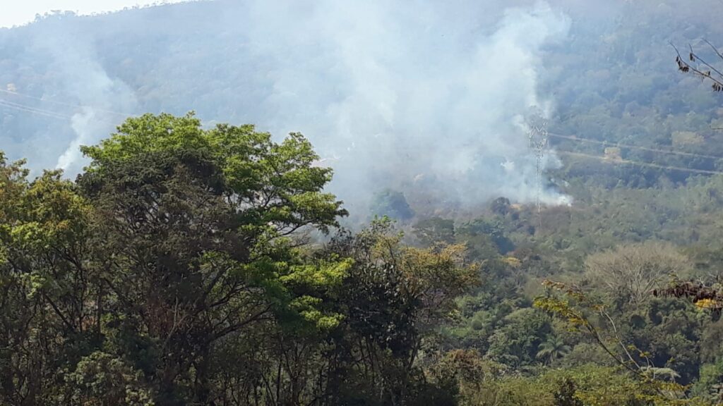 Incêndio atinge vegetação no Serra do Gandarela, em Nova Lima - Foto: Reprodução/Redes Sociais