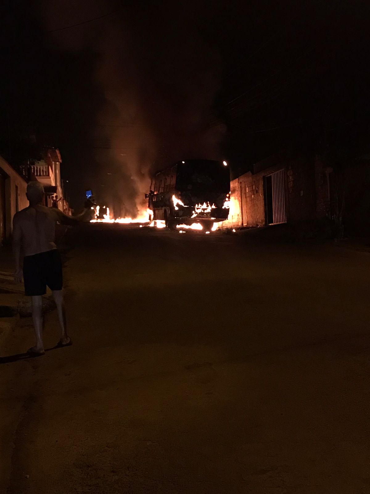 Dois ônibus são incendiados na mesma rua em Sete Lagoas - Foto: Reprodução/Redes Sociais