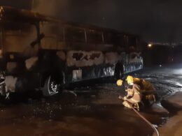 Dois ônibus são incendiados na mesma rua em Sete Lagoas - Foto: Reprodução/Redes Sociais