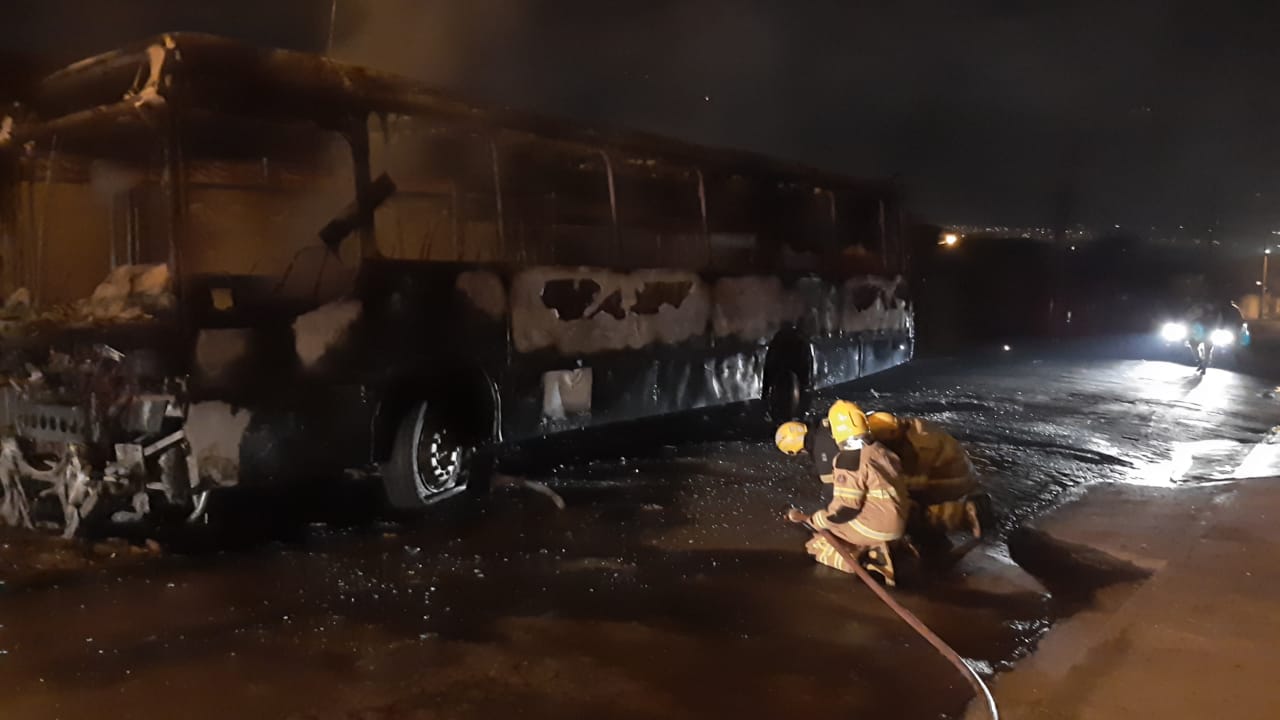 Dois ônibus são incendiados na mesma rua em Sete Lagoas - Foto: Reprodução/Redes Sociais
