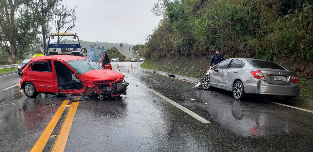 Cinco pessoas ficam feridas após acidente entre carros na BR-040, em Santos Dumont - Foto: Divulgação/Corpo de Bombeiros