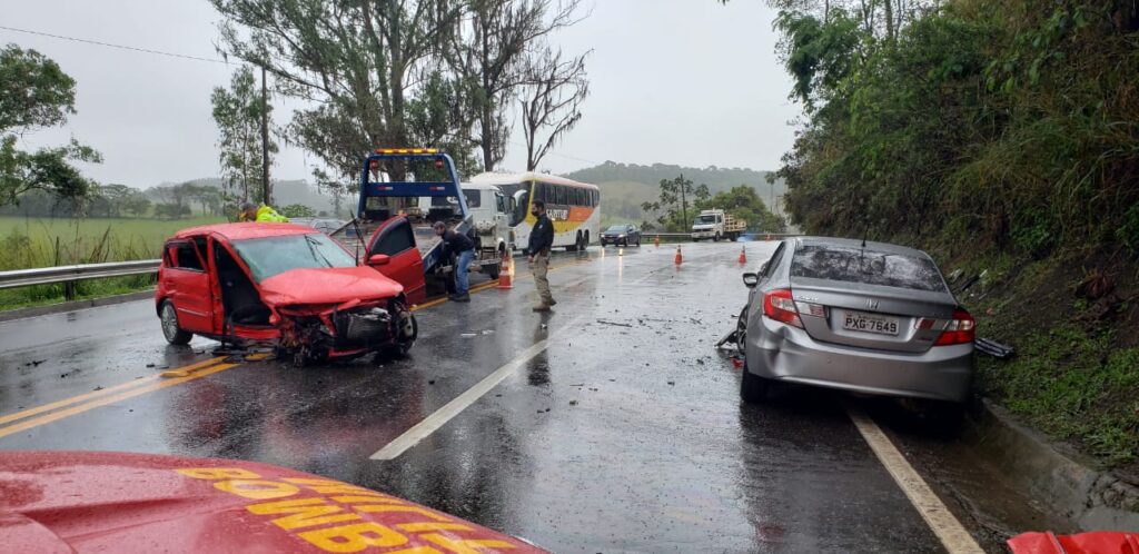 Cinco pessoas ficam feridas após acidente entre carros na BR-040, em Santos Dumont - Foto: Divulgação/Corpo de Bombeiros