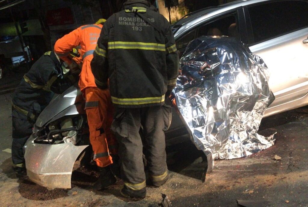 Motorista morre depois de bater o carro em poste da Avenida Professor Mário Werneck, em BH - Foto: Divulgação/PM