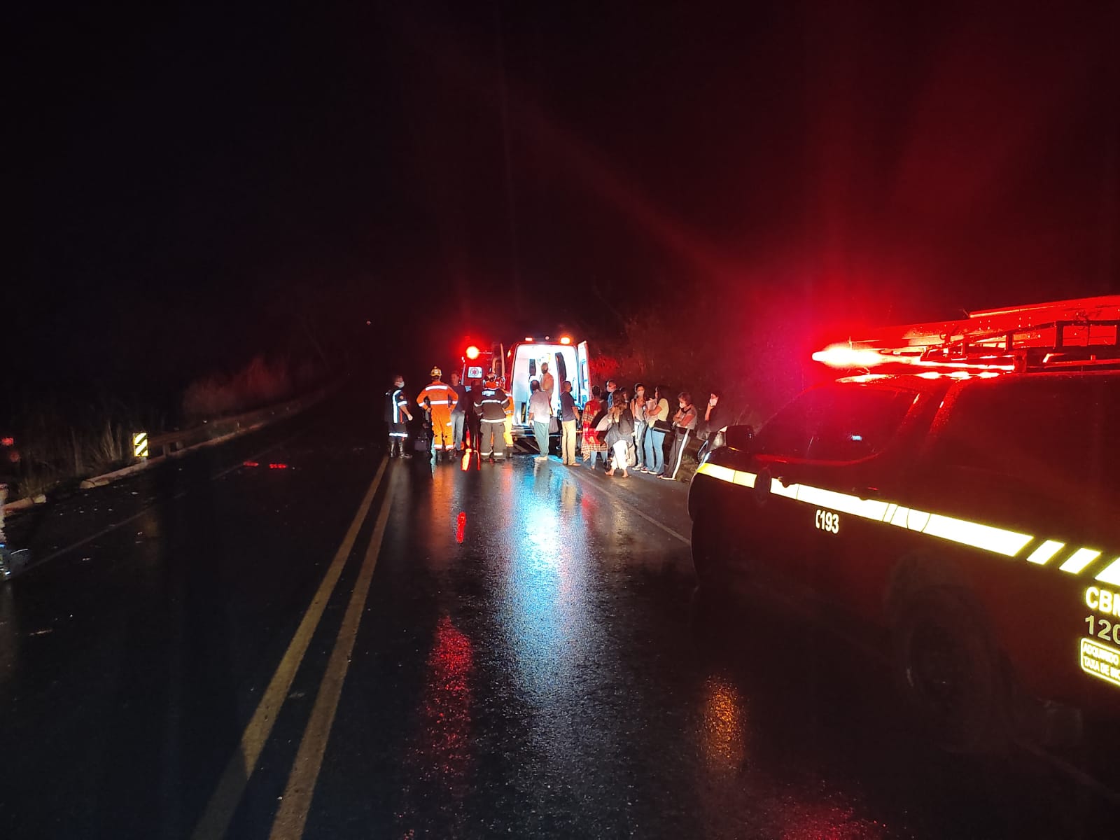 Nove pessoas ficam feridas após ônibus tombar na BR-354, entre Patos de Minas e Lagoa Formosa - Foto; Divulgação/CBMMG