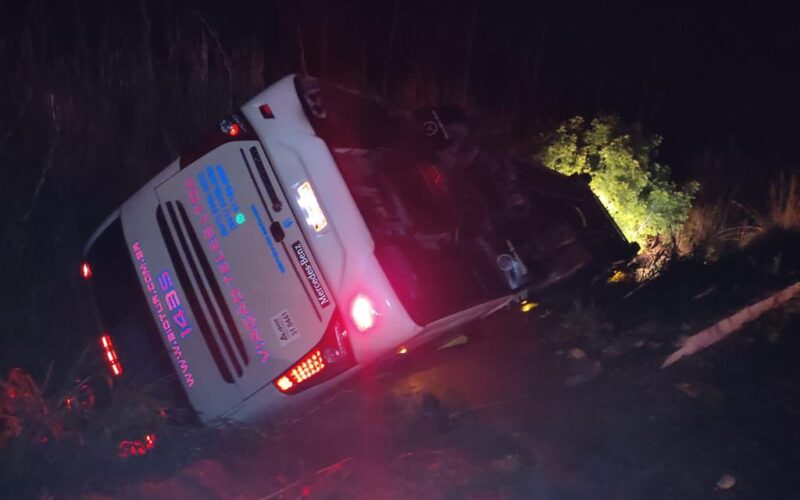 Nove pessoas ficam feridas após ônibus tombar na BR-354, entre Patos de Minas e Lagoa Formosa - Foto; Divulgação/CBMMG