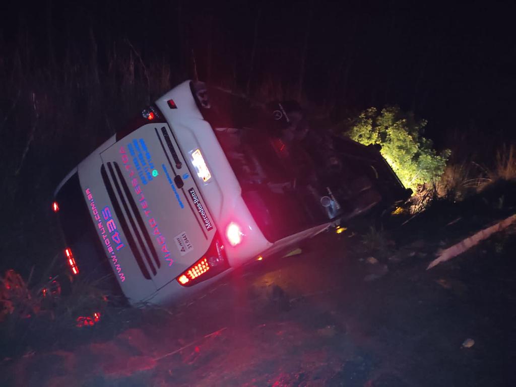 Nove pessoas ficam feridas após ônibus tombar na BR-354, entre Patos de Minas e Lagoa Formosa - Foto; Divulgação/CBMMG