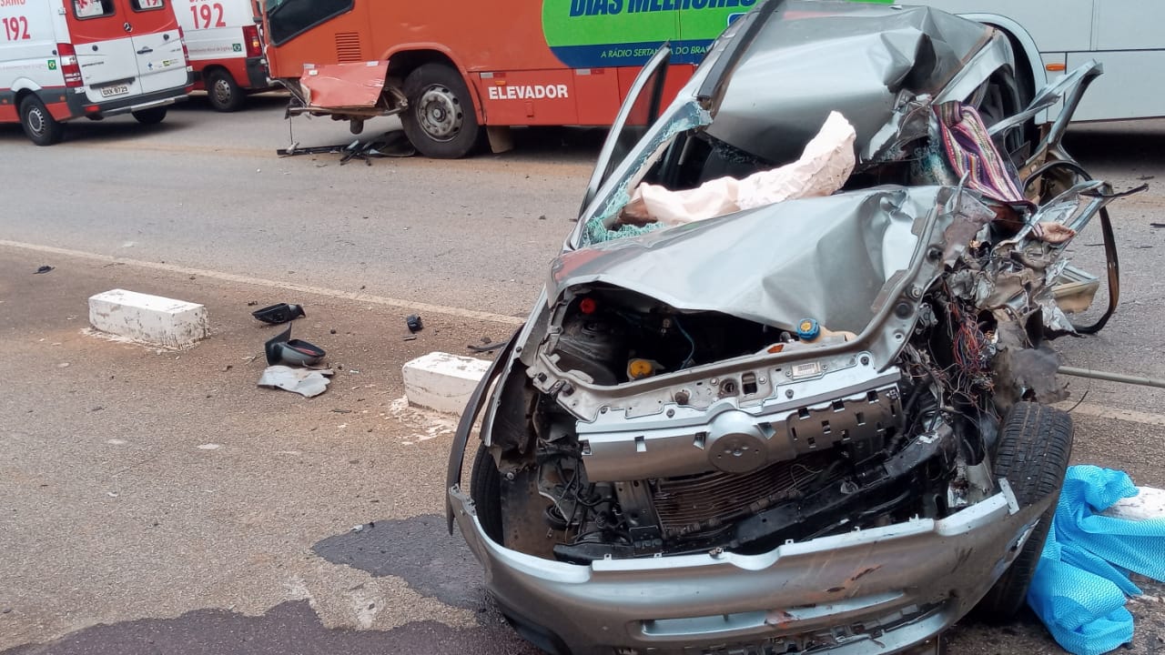 Idoso morre em batida frontal entre carro e ônibus na MG-050, em Juatuba - Foto: Corpo de Bombeiros/Divulgação