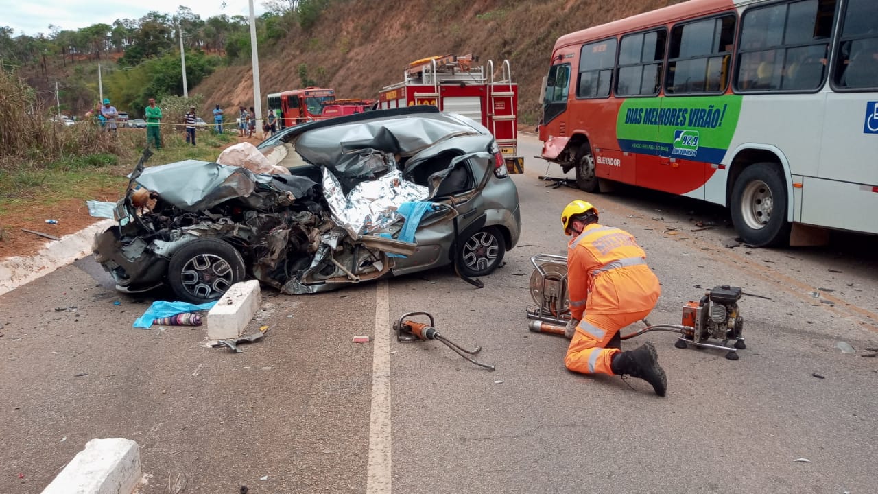 Idoso morre em batida frontal entre carro e ônibus na MG-050, em Juatuba - Foto: Corpo de Bombeiros/Divulgação