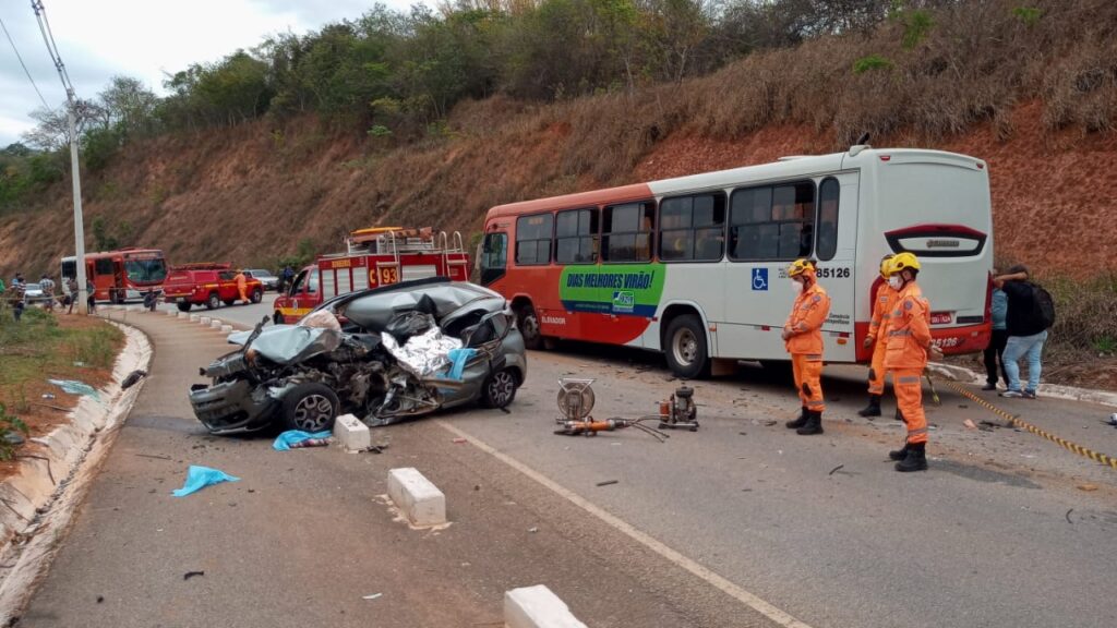 Idoso morre em batida frontal entre carro e ônibus na MG-050, em Juatuba - Foto: Corpo de Bombeiros/Divulgação