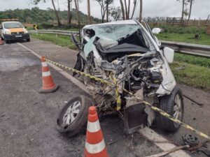 Irmãos morrem após acidente entre carro e carreta na MG-050, em Pedra do Indaiá - Foto: Divulgação/PRF