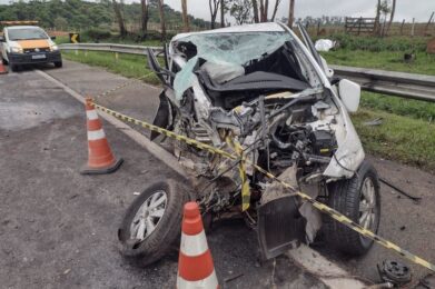 Irmãos morrem após acidente entre carro e carreta na MG-050, em Pedra do Indaiá - Foto: Divulgação/PRF