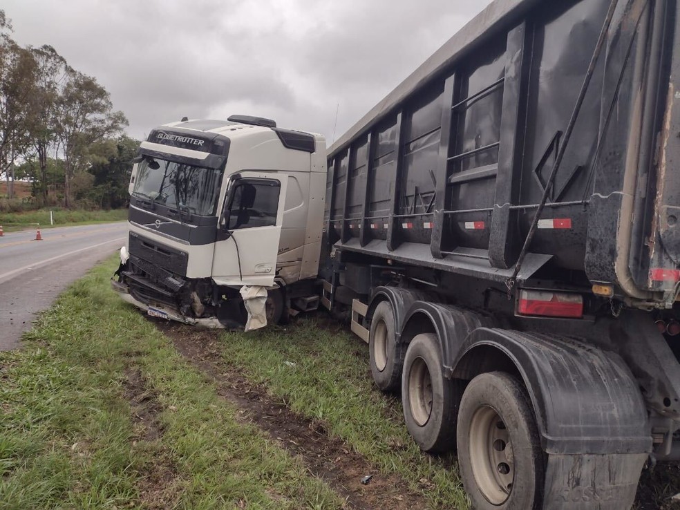 Irmãos morrem após acidente entre carro e carreta na MG-050, em Pedra do Indaiá - Foto: Divulgação/PRF