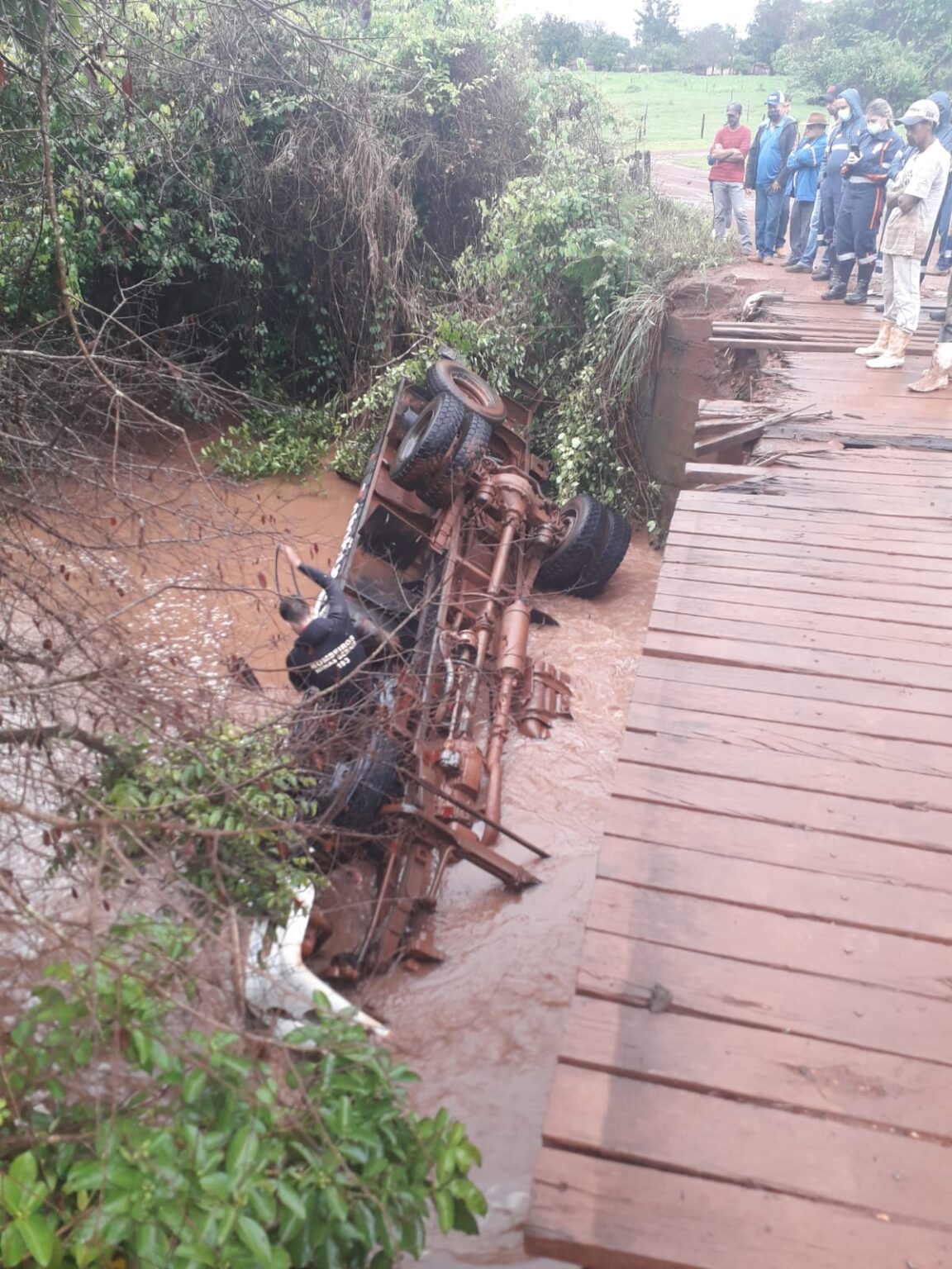 Motorista morre após capotamento de caminhão em rio de Monte Alegre de Minas - Foto: Divulgação/CBMMG