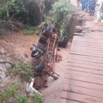Motorista morre após capotamento de caminhão em rio de Monte Alegre de Minas - Foto: Divulgação/CBMMG