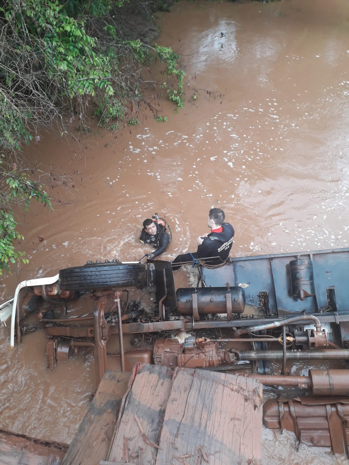 Motorista morre após capotamento de caminhão em rio de Monte Alegre de Minas - Foto: Divulgação/CBMMG
