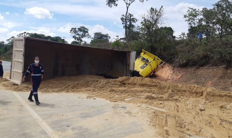 Carreta tomba, fecha a BR-262 e motorista fica ferido em Nova Serrana - Foto: Divulgação/PRF