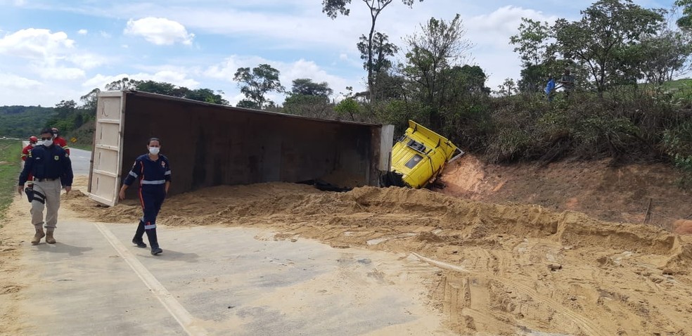 Carreta tomba, fecha a BR-262 e motorista fica ferido em Nova Serrana - Foto: Divulgação/PRF