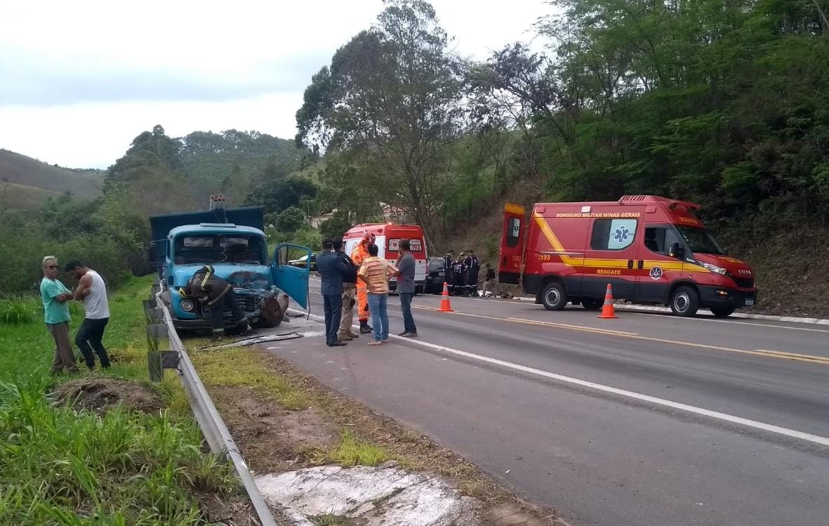 Casal morre após bater carro de frente com caminhão na BR-267, em Juiz de Fora - Foto: Corpo de Bombeiros/Divulgação