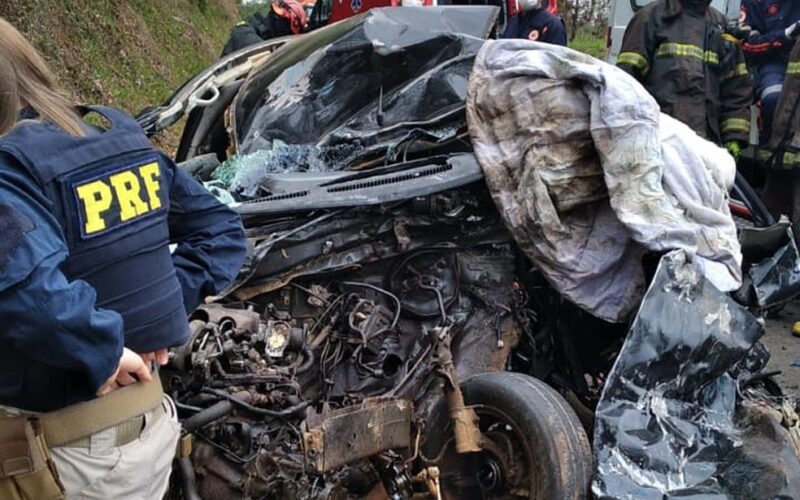 Casal morre após bater carro de frente com caminhão na BR-267, em Juiz de Fora - Foto: Corpo de Bombeiros/Divulgação
