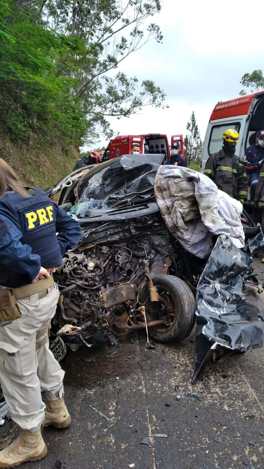 Casal morre após bater carro de frente com caminhão na BR-267, em Juiz de Fora - Foto: Corpo de Bombeiros/Divulgação