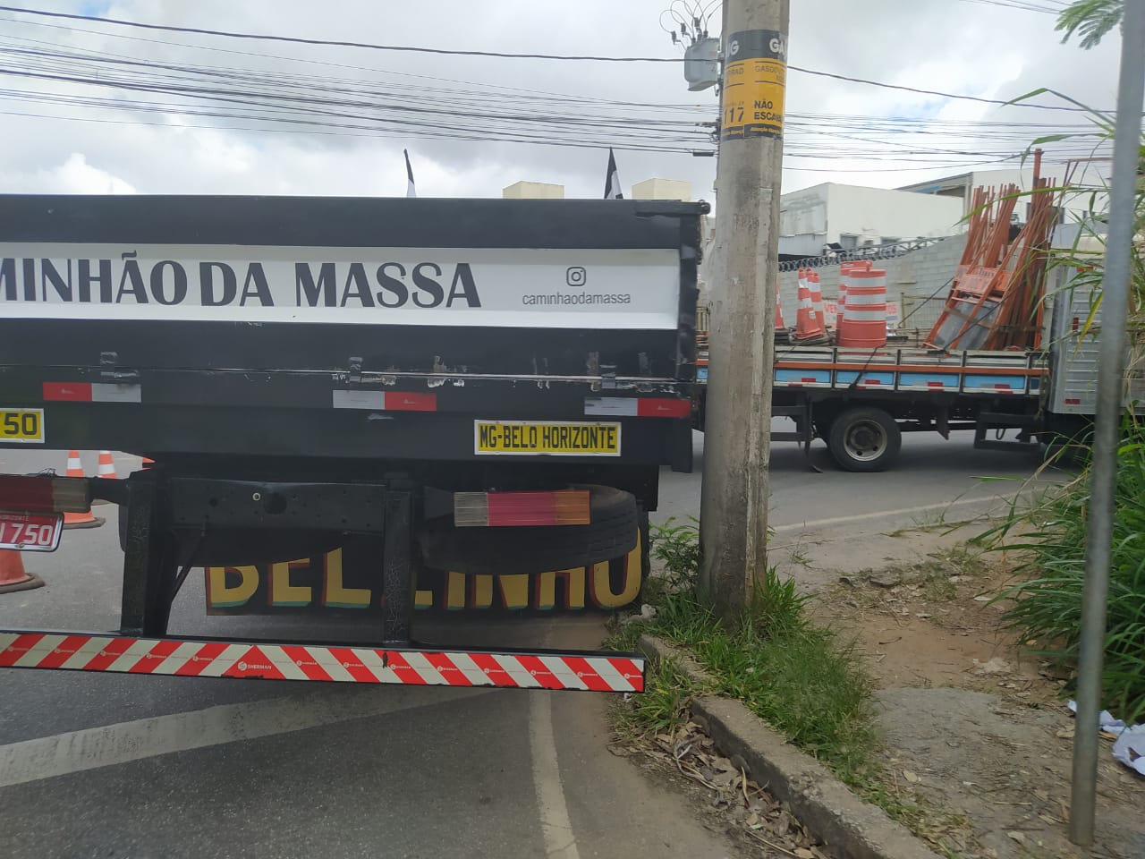 Caminhão carregado de pedras perde freio e atinge outros dois no bairro Califórnia, em BH - Foto: Corpo de Bombeiros/Divulgação