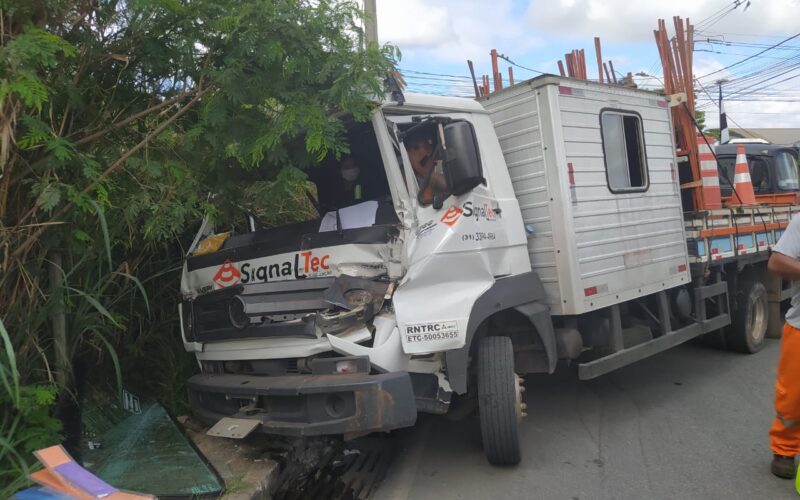 Caminhão carregado de pedras perde freio e atinge outros dois no bairro Califórnia, em BH - Foto: Corpo de Bombeiros/Divulgação
