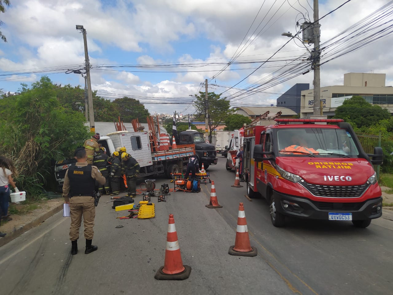 Caminhão carregado de pedras perde freio e atinge outros dois no bairro Califórnia, em BH - Foto: Corpo de Bombeiros/Divulgação