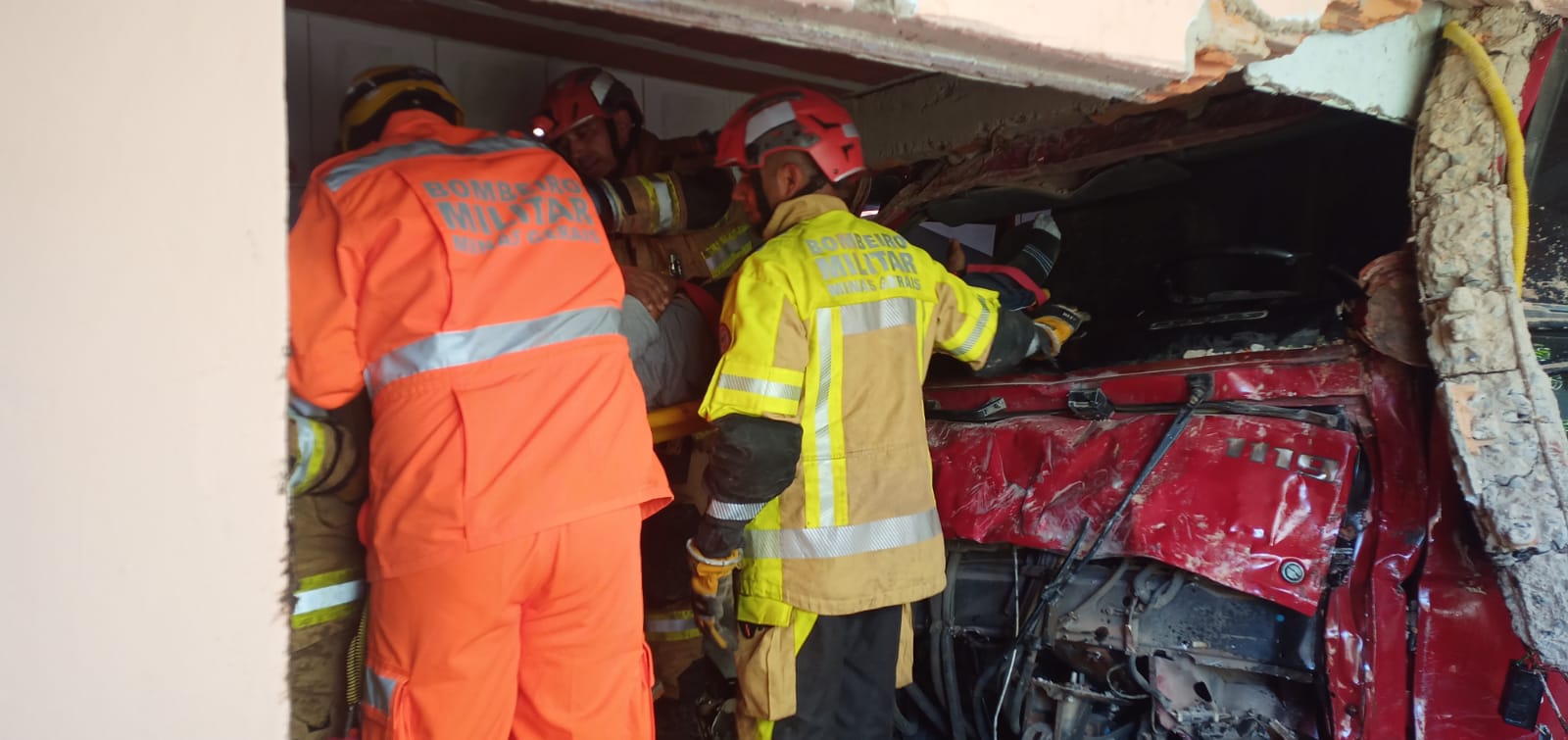 Três pessoas ficam feridas após caminhão invade casa em Ribeirão das Neves - Foto: Corpo de Bombeiros/Divulgação