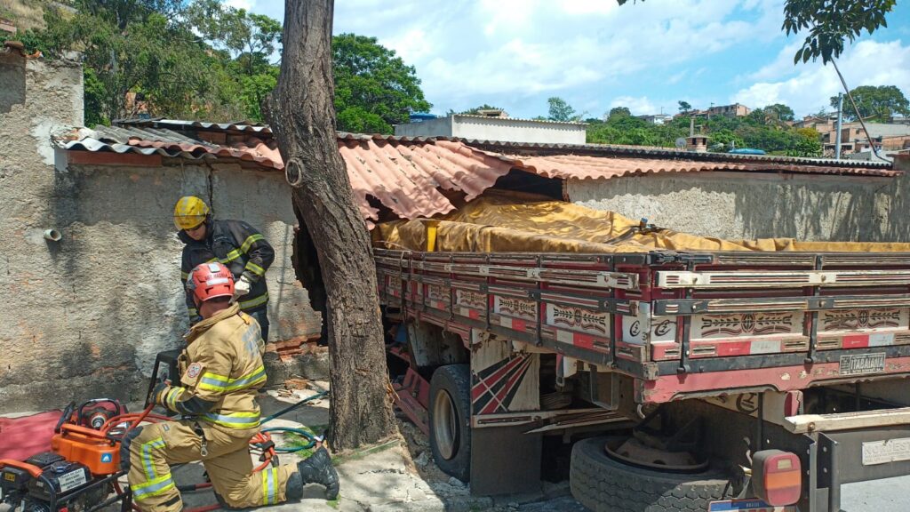 Três pessoas ficam feridas após caminhão invade casa em Ribeirão das Neves - Foto: Corpo de Bombeiros/Divulgação