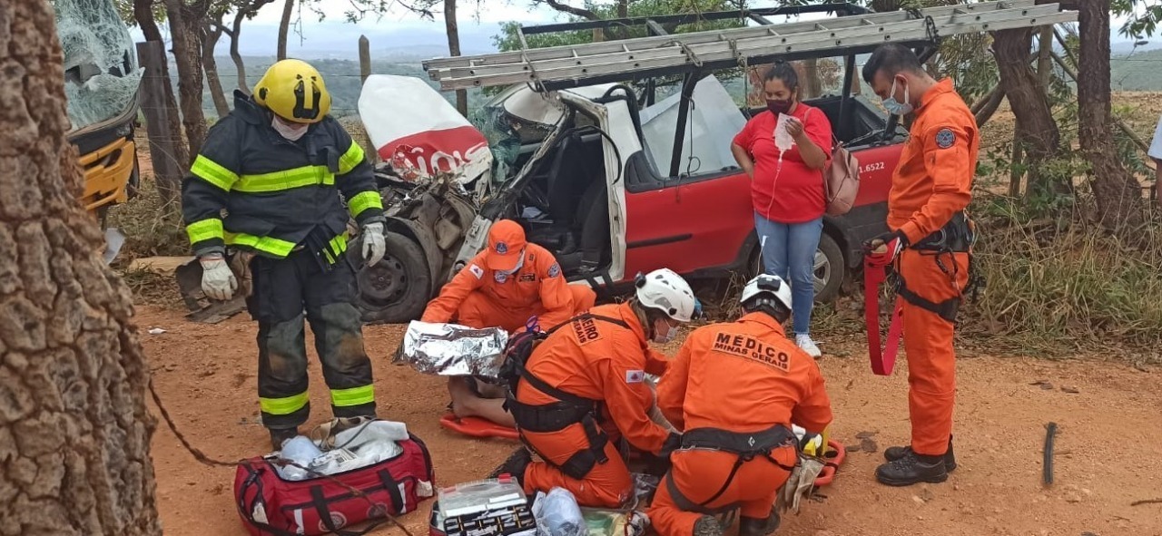 Homem fica gravemente ferido após acidente entre ônibus escolar e caminhonete em Jaboticatubas - Foto: Divulgação/CBMMG