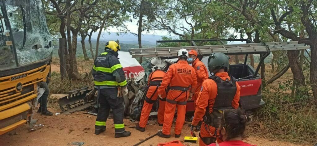 Homem fica gravemente ferido após acidente entre ônibus escolar e caminhonete em Jaboticatubas - Foto: Divulgação/CBMMG