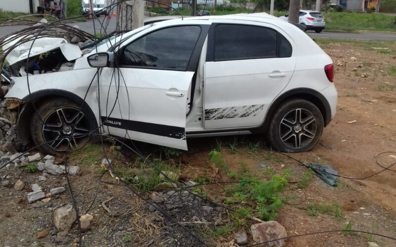 Homem foge após bater carro em poste, em Sete Lagoas - Foto: Reprodução/Redes Sociais