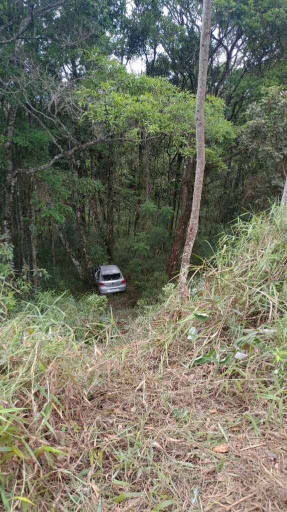 Um homem morreu e três pessoas ficaram feridas após carro cair em ribanceira em Caeté - Foto: Divulgação/Polícia Militar Rodoviária