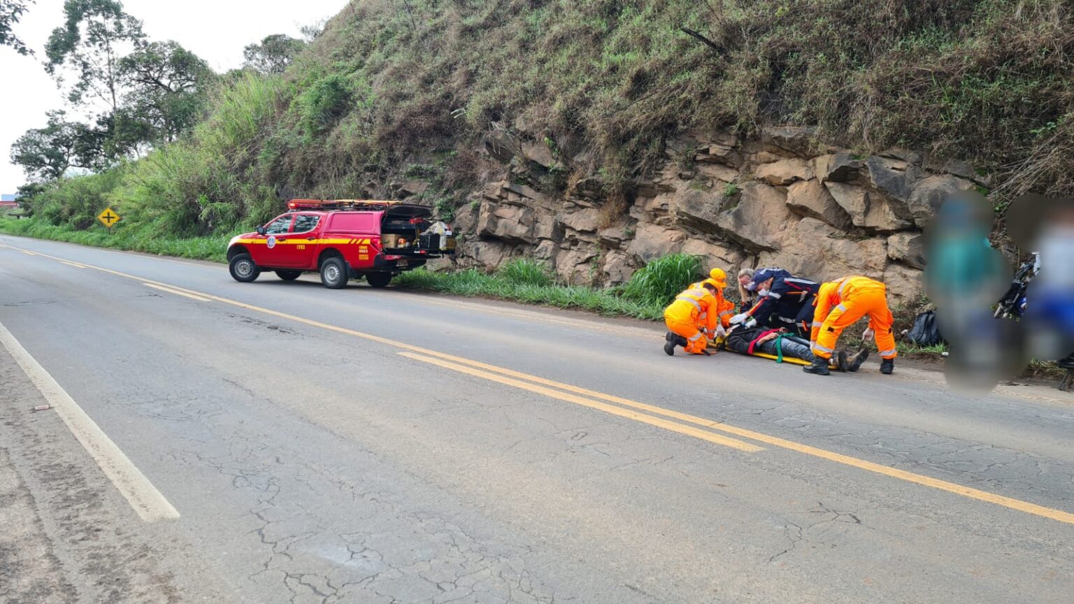 Motociclista fica ferido após acidente com caminhão na MGC-491, em Alfenas - Foto: Divulgação/CBMMG