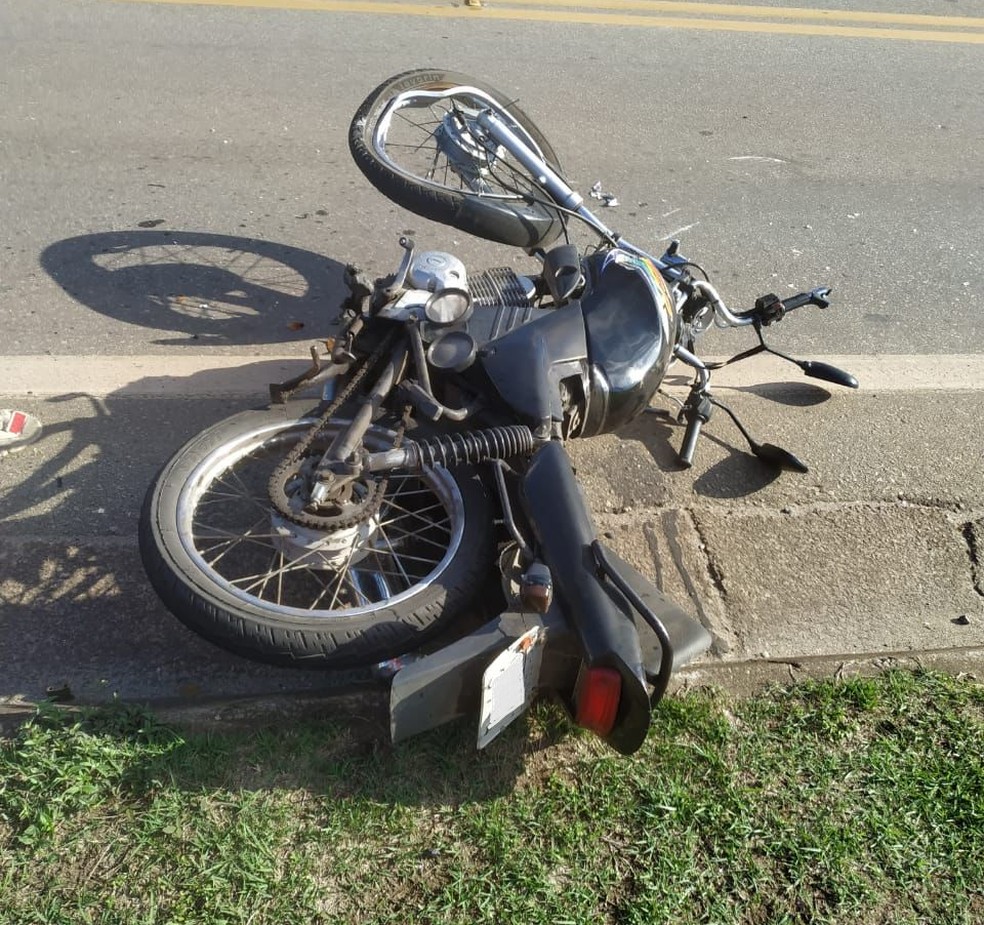 Homem fica ferido após acidente entre moto e caminhão, em Itaúna - Foto: Corpo de Bombeiros/Divulgação